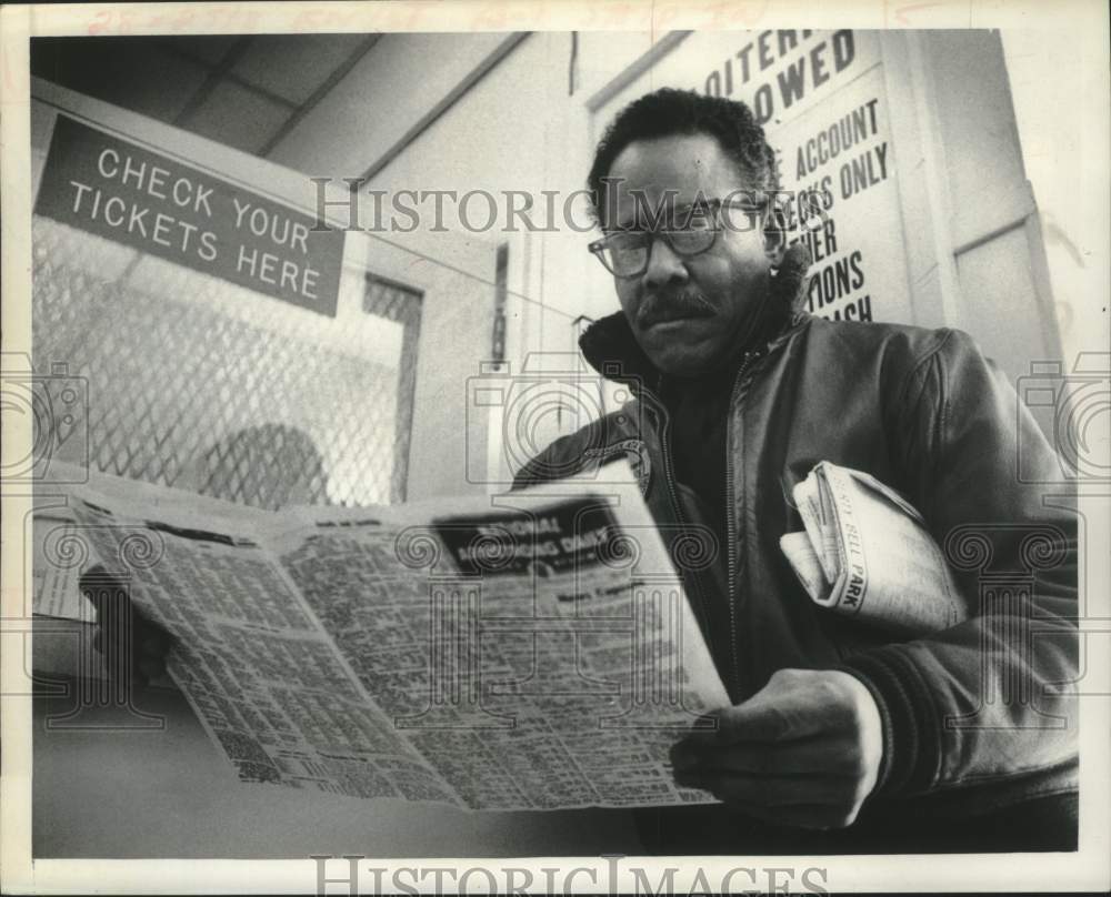 1973 Press Photo Bettor checks odds at Schenectady, NY off track betting parlor-Historic Images