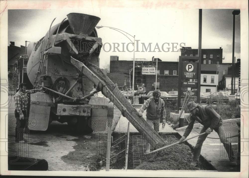 1979 Press Photo Workers pour cement for Schenectady, New York parking lot - Historic Images