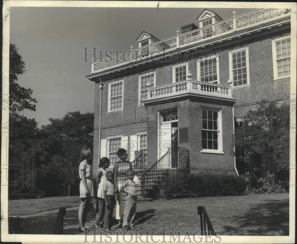 Press Photo Vacationers visit Schuyler Mansion in Albany, New York - tua16411 - Historic Images