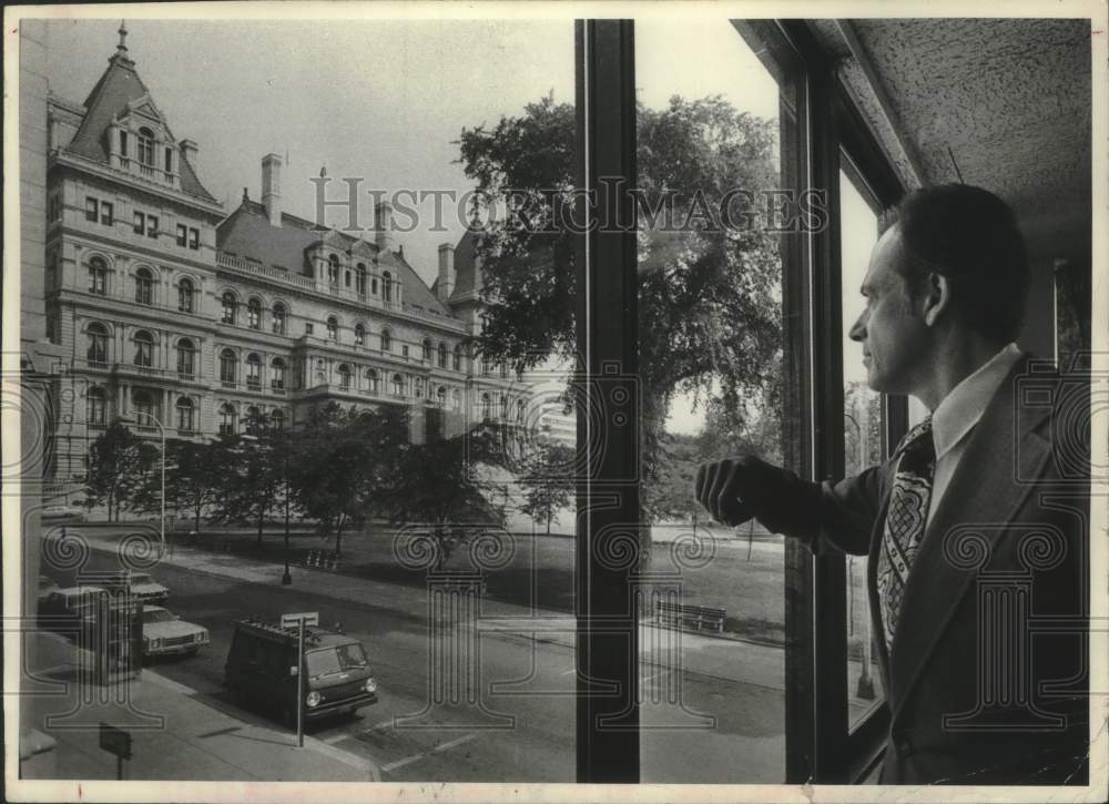1977 Press Photo Raymond T. Shuyler looks out office window in New York - Historic Images