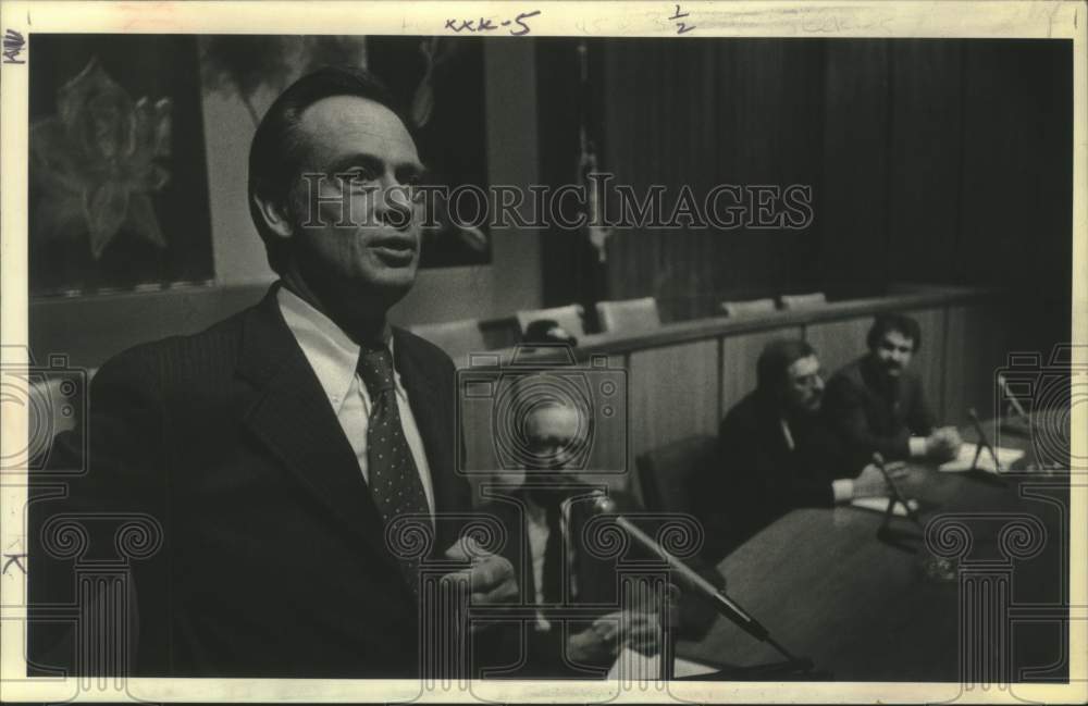 1979 Press Photo Ray Schuyler speaks to New York commerce group executives - Historic Images