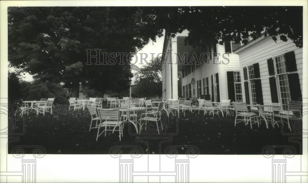 1993 Press Photo Outdoor seating, Schuyler Meadows Country Club, Loudonville, NY - Historic Images