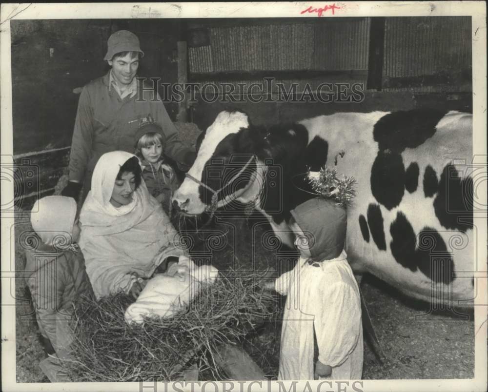 Press Photo Family creates nativity scene in Schuylerville, New York - tua16448 - Historic Images