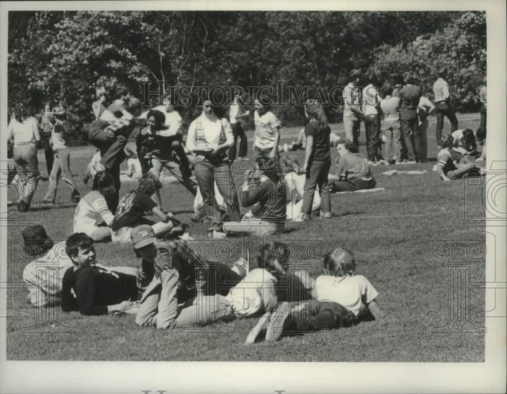 1980 Press Photo Schuylerville, NY Junior-Senior High School students walk out - Historic Images