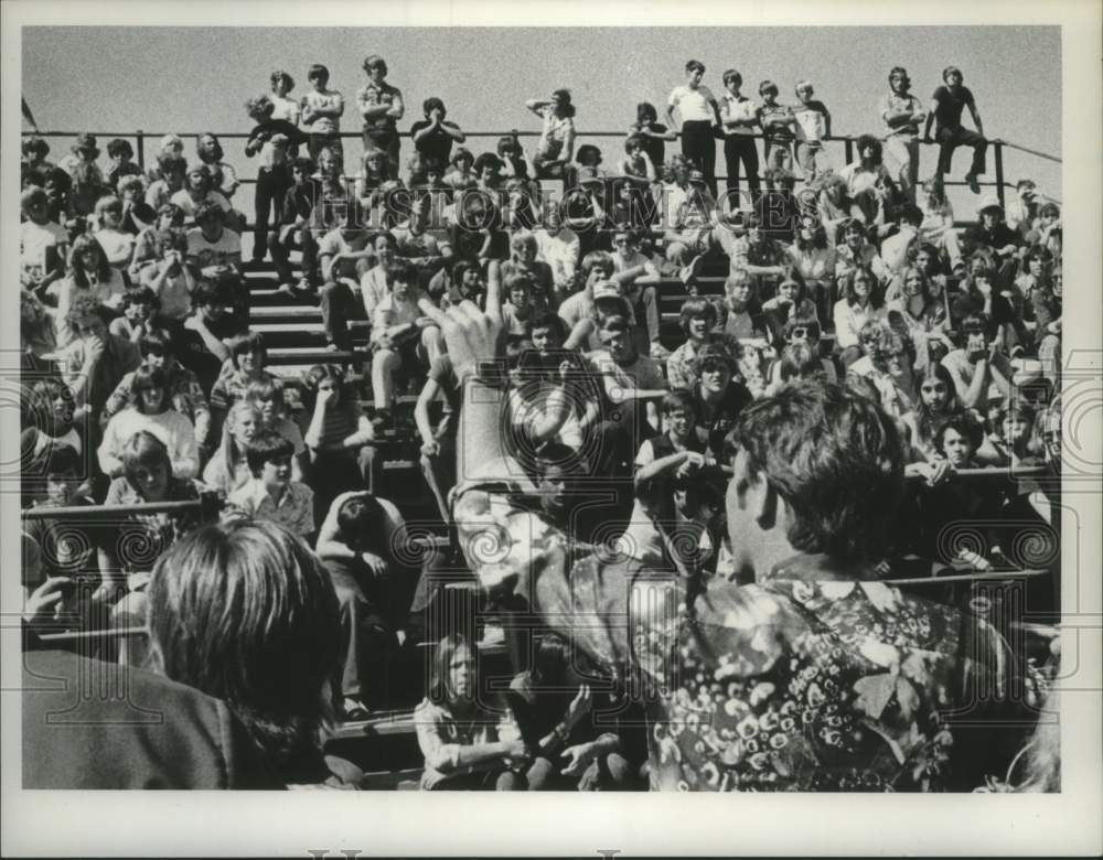 1980 Press Photo Schuylerville, NY School teacher Sam Fitzgerald talks with kids - Historic Images