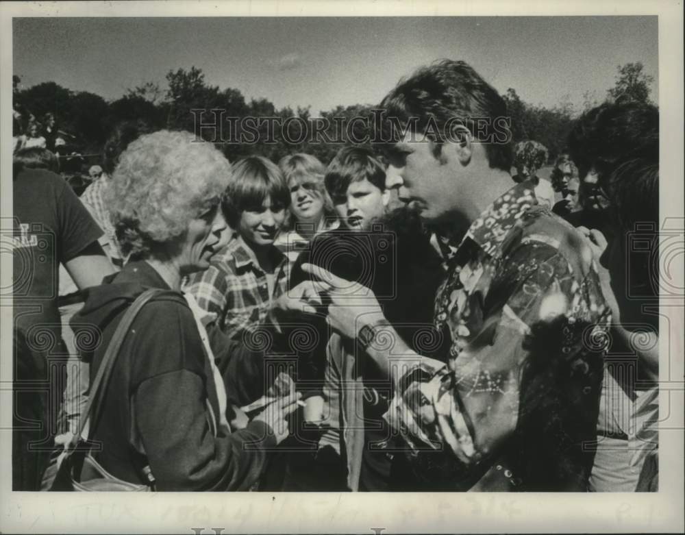 1980 Press Photo Schuylerville, NY School teacher Sam Fitzgerald with parent - Historic Images
