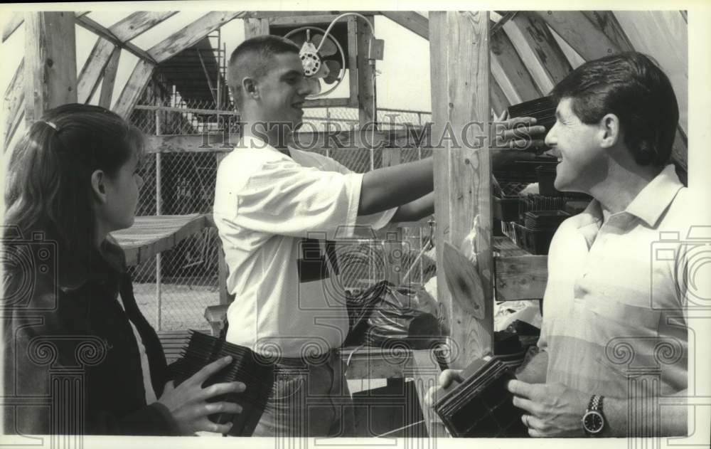 1990 Press Photo Schuylerville, NY agriculture students prepare greenhouse - Historic Images