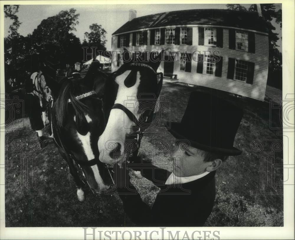 1991 Press Photo Mark Patten leads horse in front of Schuylerville NY Mansion - Historic Images