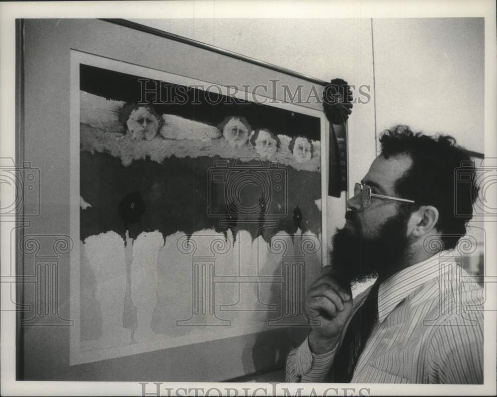 1980 Press Photo Mark Eliot Schwabe looks at "Night Act" painting 1st prize win - Historic Images