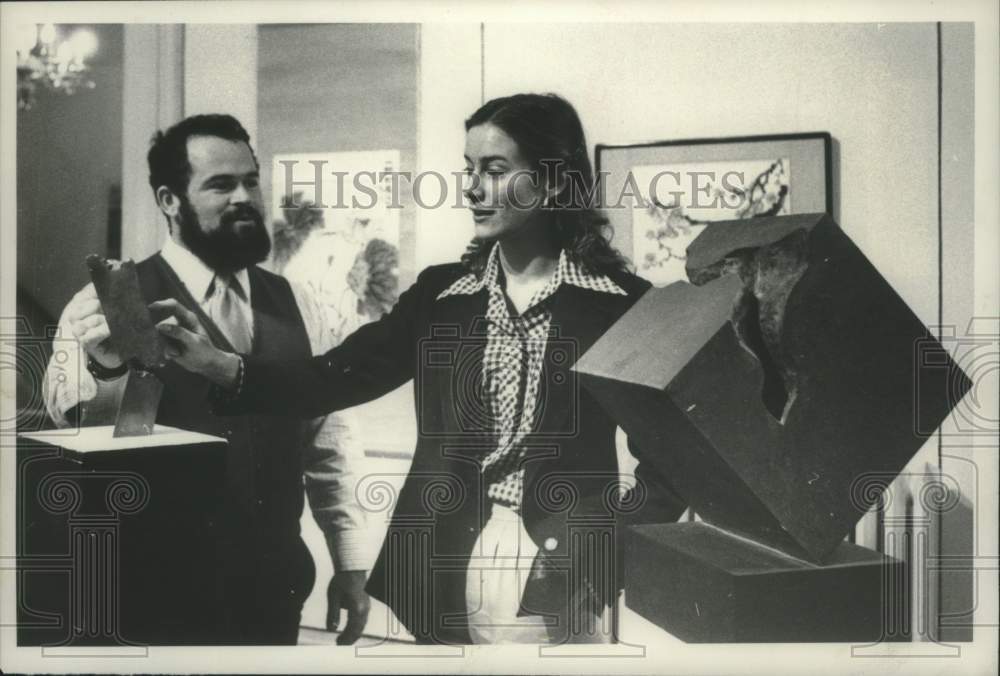 1979 Press Photo Mark Eliot Schwabe shows sculpture to New York gallery visitor - Historic Images