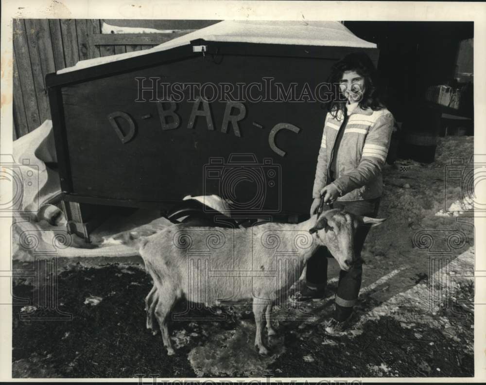 1984 Press Photo Barbara Scoon shows off prize goat on her New York ranch - Historic Images