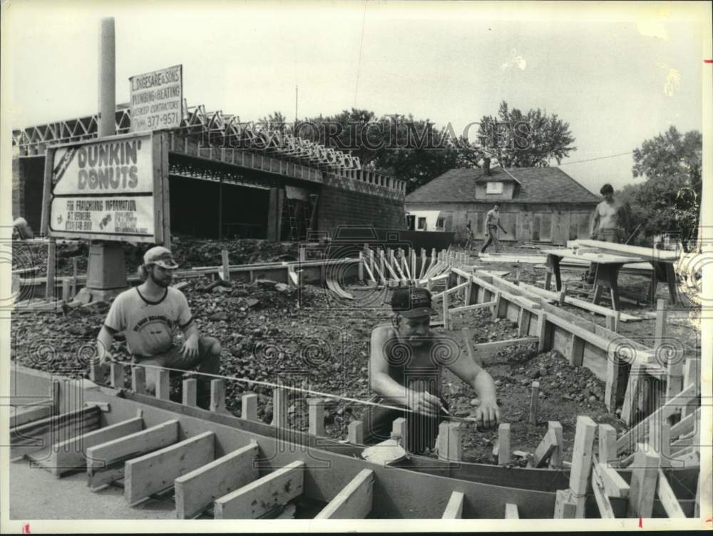 1984 Press Photo Construction of Dunkin&#39; Donuts restaurant in Scotia, New York - Historic Images