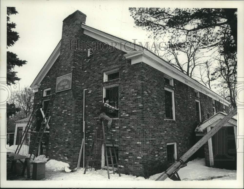 1983 Press Photo Crew installs windows in Scotia, New York building - tua16491 - Historic Images