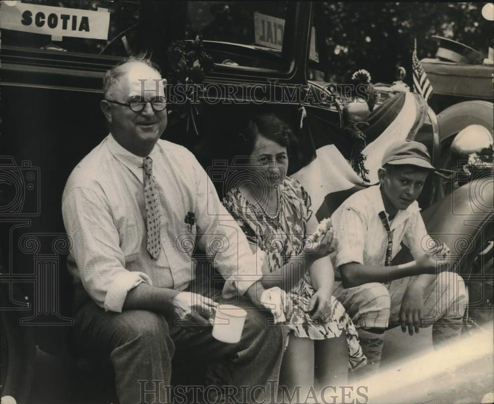 Press Photo Scotia, NY Mayor Aloin Spitzer & family eating lunch, early 1930s - Historic Images