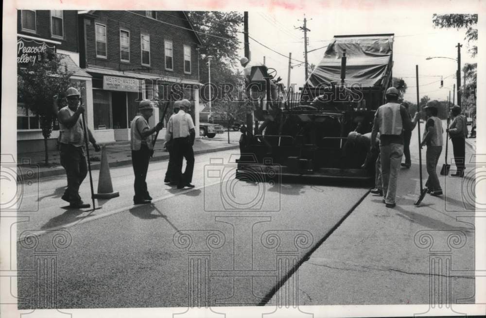 1981 Press Photo Crew laying new pavement on Mohawk Avenue, Scotia, New York - Historic Images