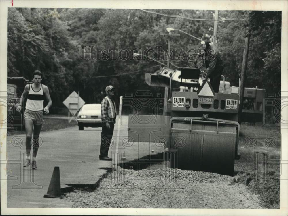 1982 Press Photo Paving crew widening Washington Avenue in Scotia, New York - Historic Images