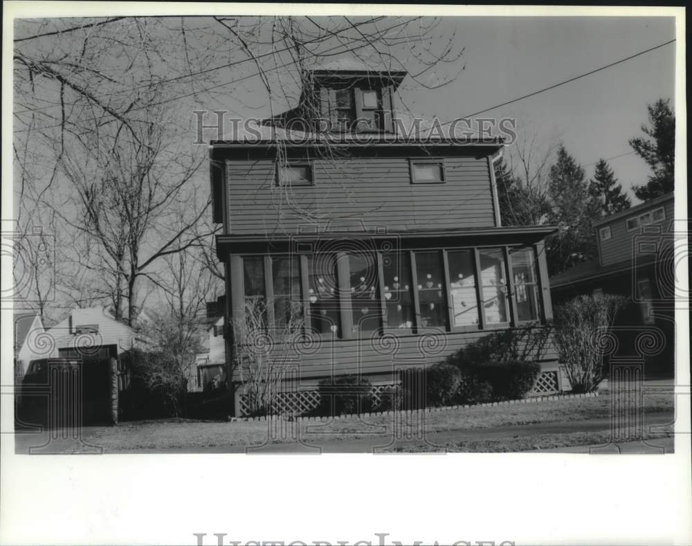 1995 Press Photo Home with enclosed porch in Scotia, New York - tua16507 - Historic Images