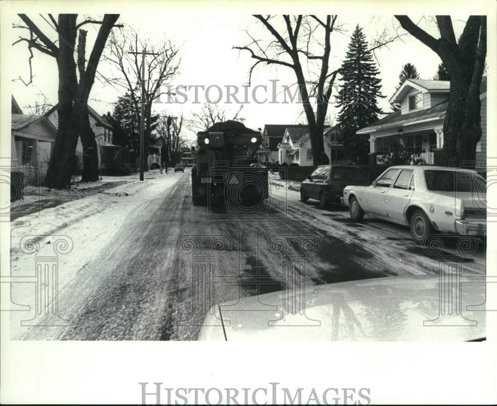 1991 Press Photo City truck lays sand on ice street in Scotia, New York - Historic Images