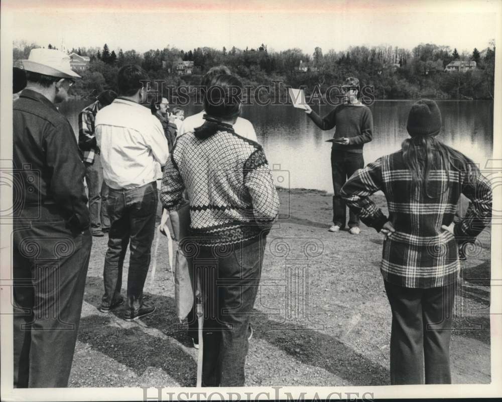 1976 Press Photo Rudy Petersen speaks at Collins Lake in Scotia, New York - Historic Images