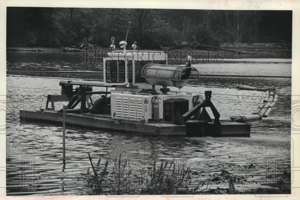 1977 Press Photo Hydraulic dredge at work on Collins Lake, Scotia, New York - Historic Images