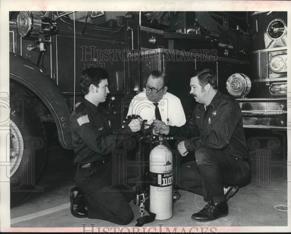 1979 Press Photo Scotia, New York firefighters inspect air tank - tua16536 - Historic Images