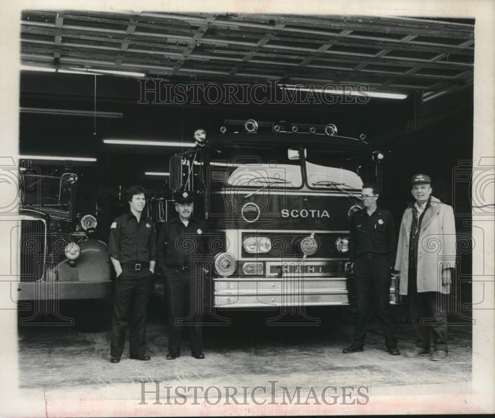 1980 Press Photo Scotia, New York firefighters with truck at fire station - Historic Images