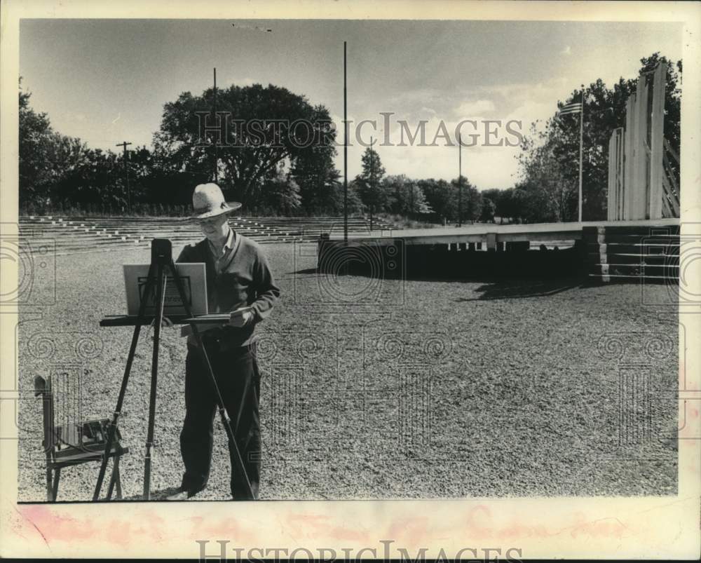 1976 Press Photo William D Williams, Scotia, NY paints scenery at Freedom Park - Historic Images