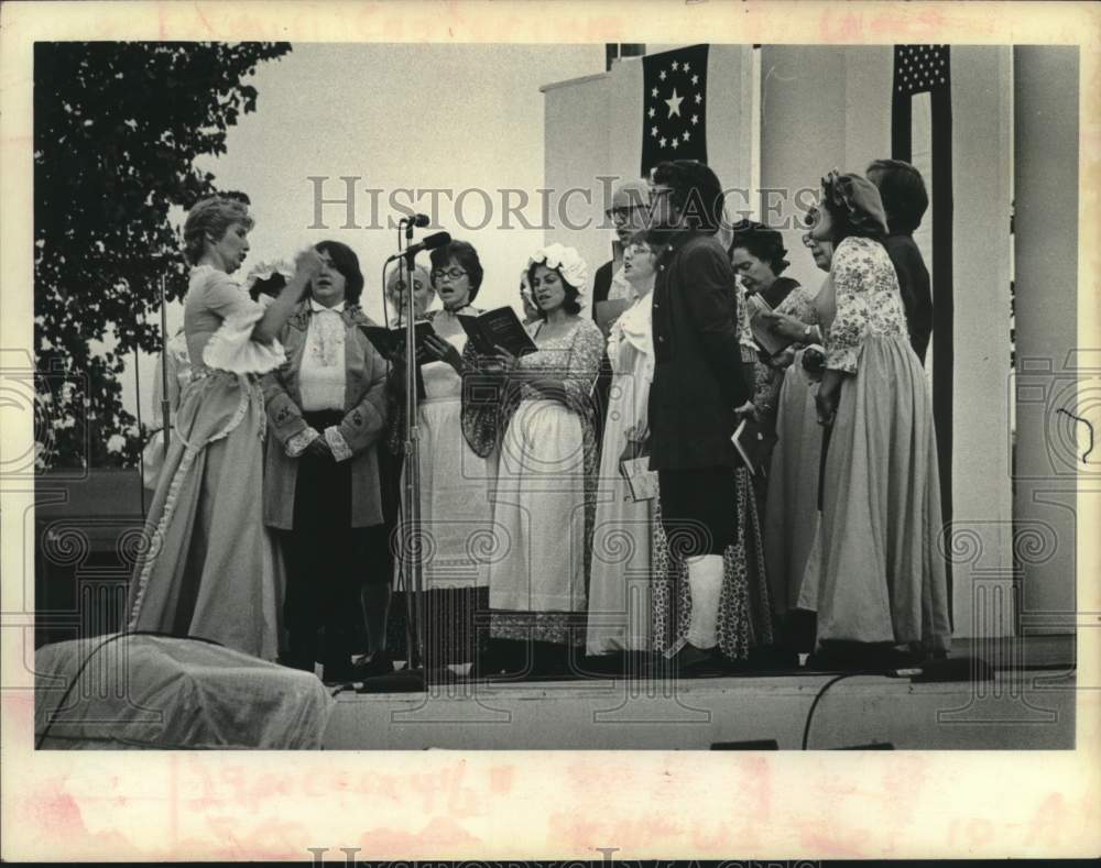 1976 Press Photo Amici Cantorium performs at Freedom Park, Scotia, New York. - Historic Images