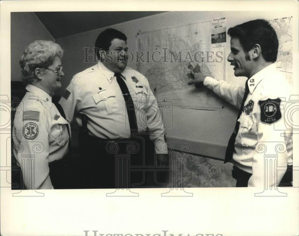 1989 Press Photo Members of Scotia, NY Glenville Auxiliary Police review map - Historic Images