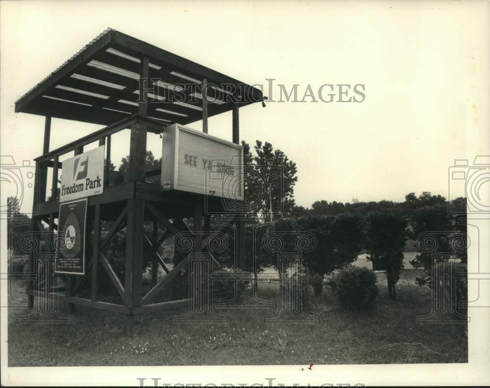 1984 Press Photo Wooden observation deck at Freedom Park, Scotia, New York - Historic Images
