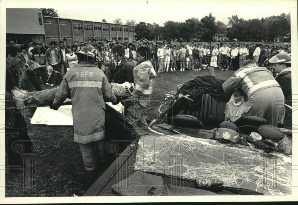 1987 Press Photo Don&#39;t Drink And Drive campaign display, Scotia, NY High School - Historic Images