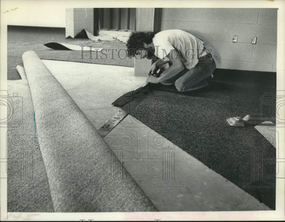 1974 Press Photo Dave Debb lays carpet for new Scotia, New York school building-Historic Images