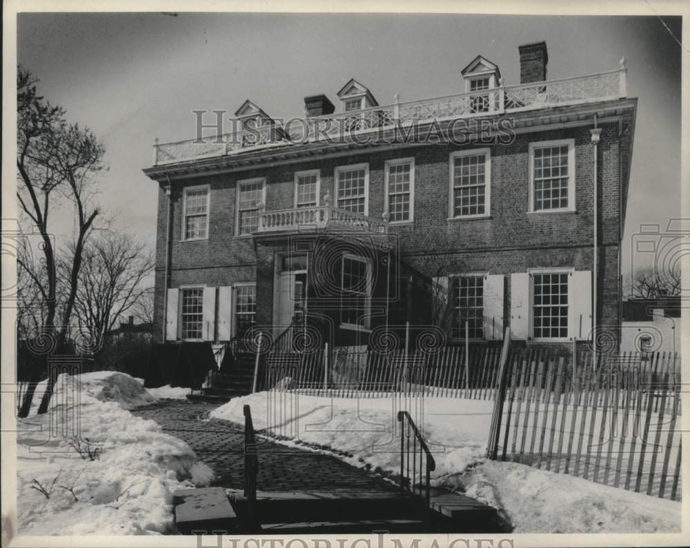 1976 Press Photo Exterior view of Schuyler Mansion, Albany, New York in winter - Historic Images