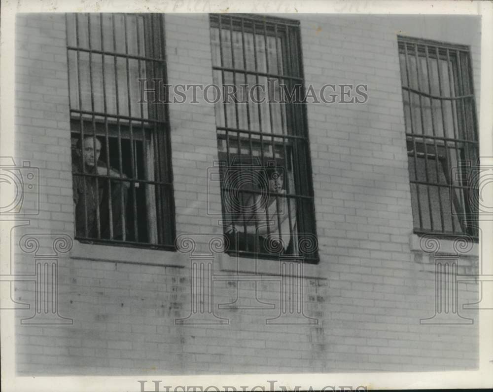 1984 Press Photo Prisoners look out windows with bars Schenectady County Jail - Historic Images