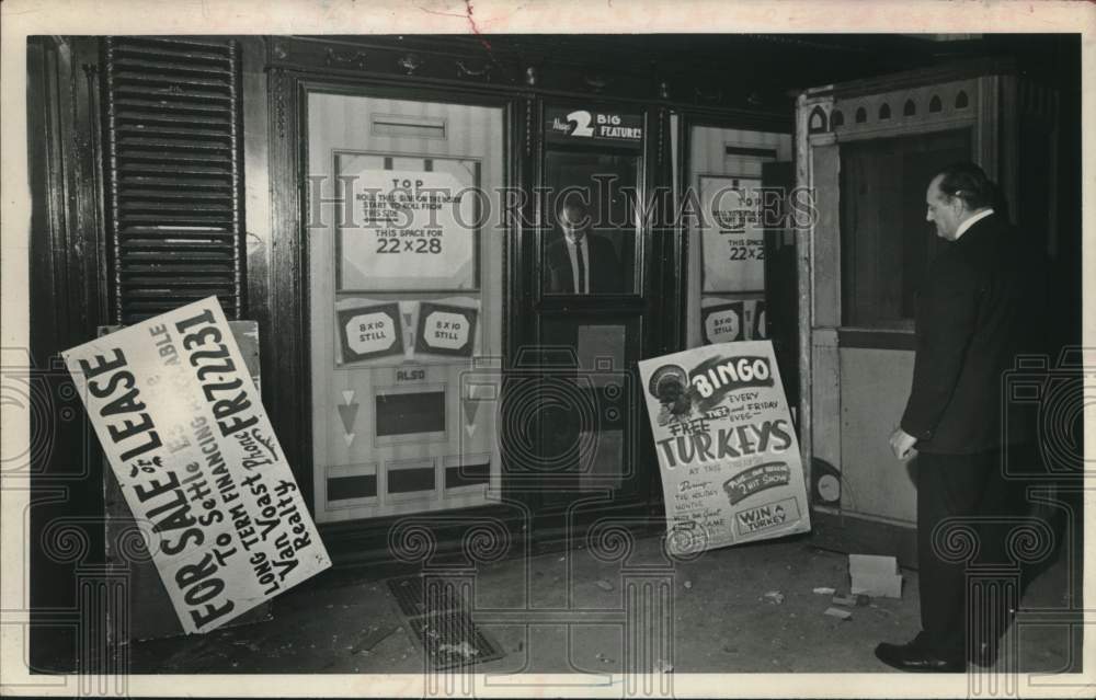 Press Photo Frank Forra studies signs in downtown Schenectady, New York - Historic Images