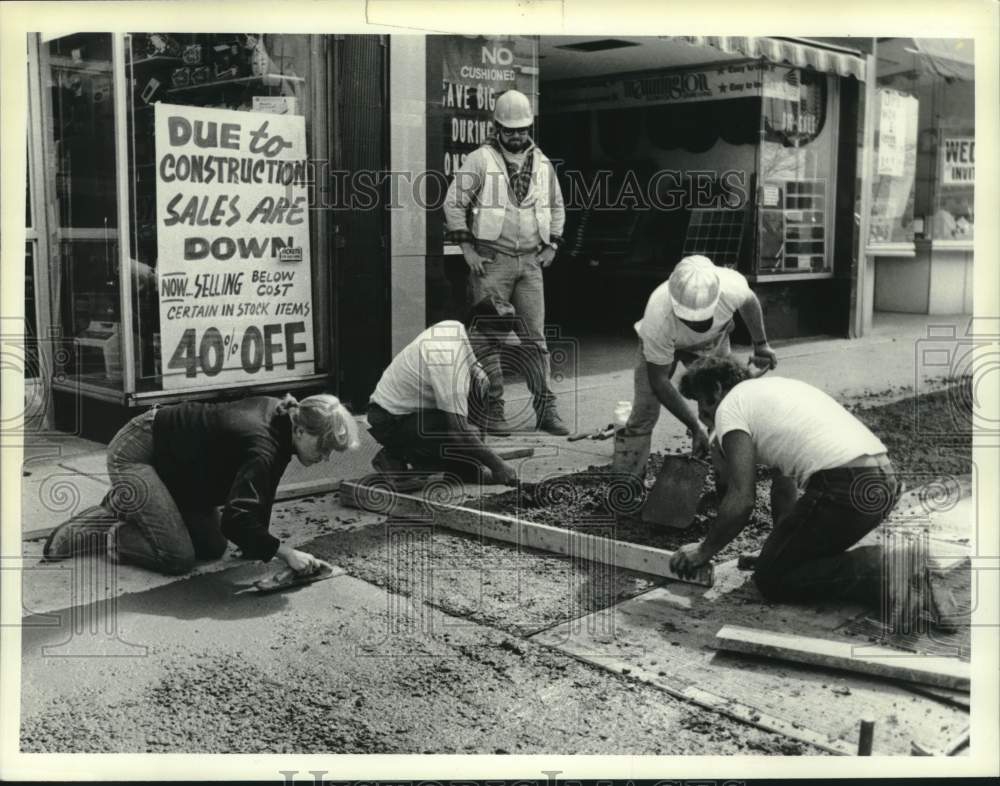 1984 Press Photo Constructions workers pour concrete in Schenectady, New York - Historic Images