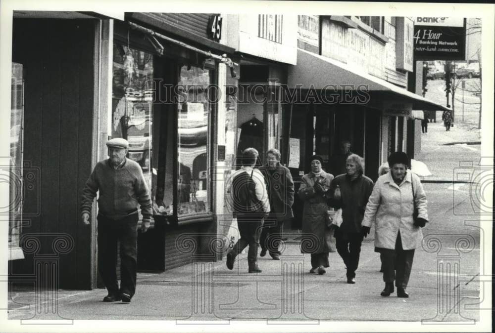 1991 Press Photo Pedestrians on State Street, Downtown Schenectady, New York - Historic Images