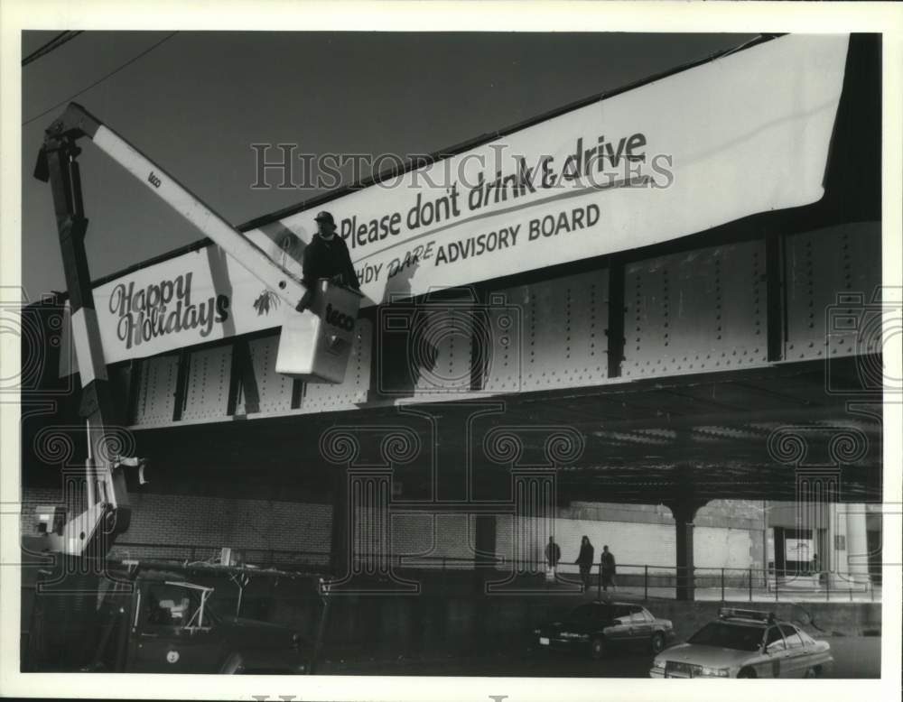 Press Photo Parks Departments hangs banner in downtown Schenectady, New York - Historic Images