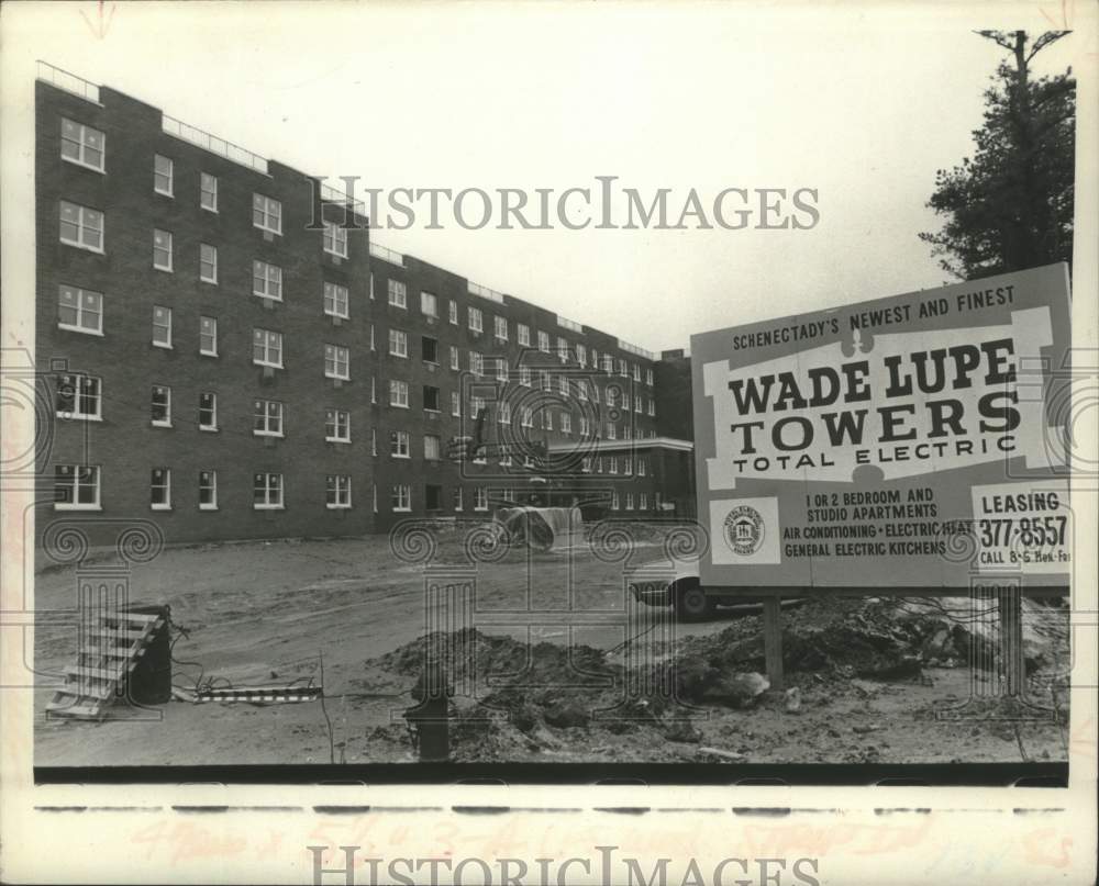 1973 Press Photo Construction of Wade Lupe Towers apartments, Schenectady, NY-Historic Images