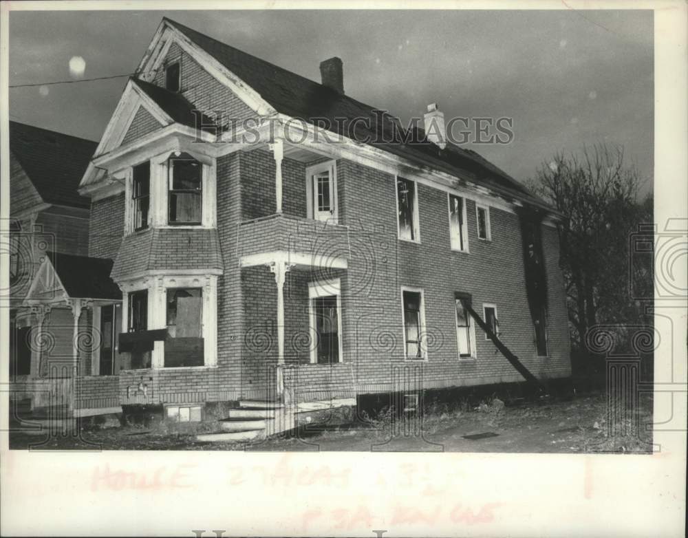1977 Press Photo Fire-damaged home on Summit Avenue, Schenectady, New York - Historic Images
