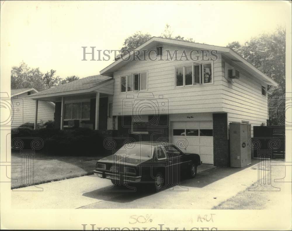 Press Photo Home on Nicholas Drive in Colonie, New York - tua16658 - Historic Images