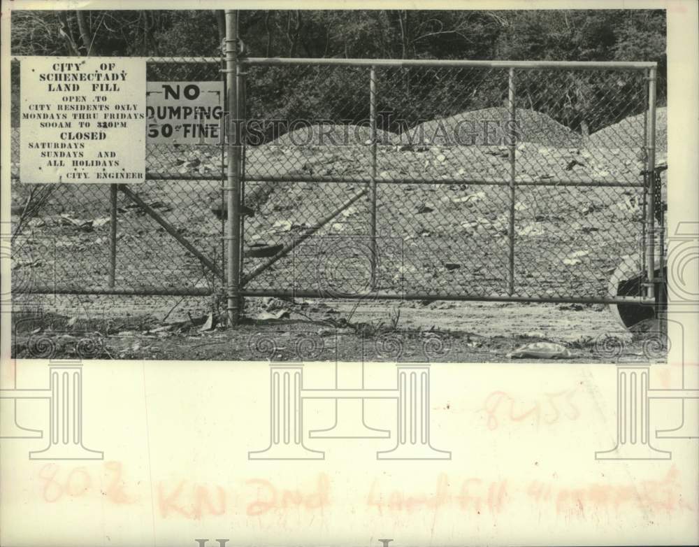 1979 Press Photo Fence surrounds Schenectady NY land fill on Cheltingham Avenue - Historic Images