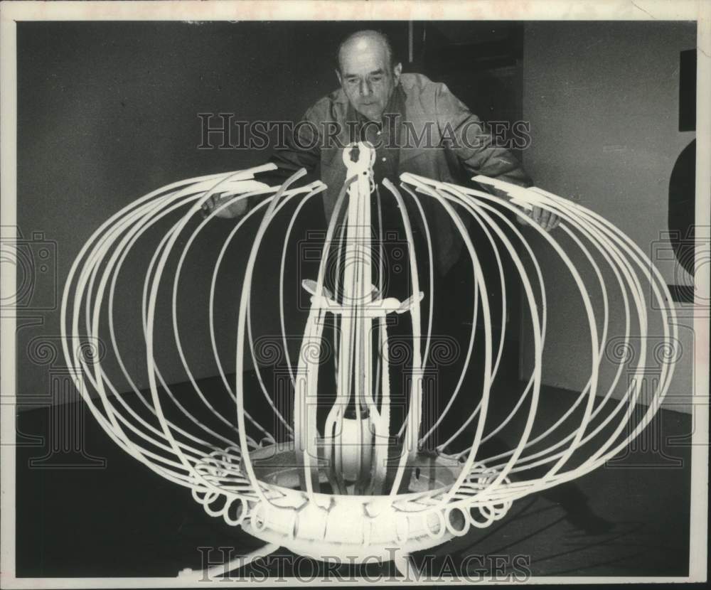 1980 Press Photo George McKay admires sculpture at Schenectady Museum, New York - Historic Images