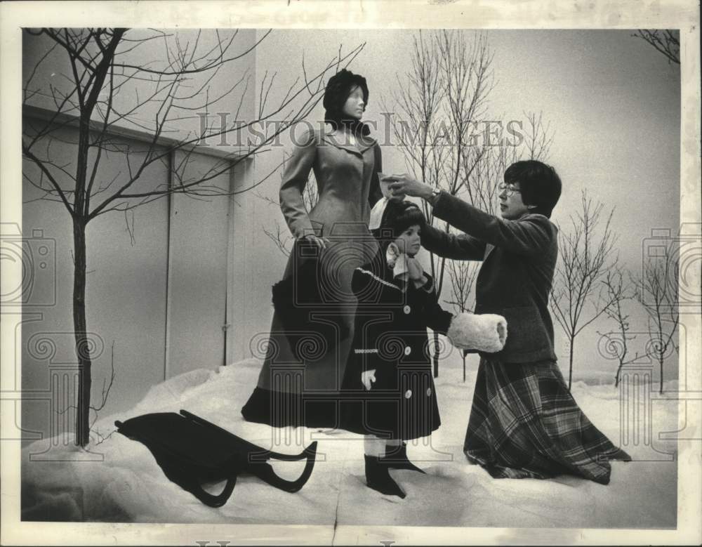 1982 Press Photo Jeanne Madden preps winter exhibit at Schenectady, NY Museum - Historic Images
