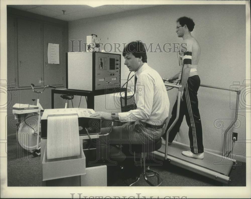 Press Photo Human Performance Center staff running treadmill test in Albany, NY - Historic Images
