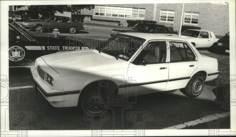 1990 Press Photo Impounded vehicle in state police lot at Guilderland, New York - Historic Images