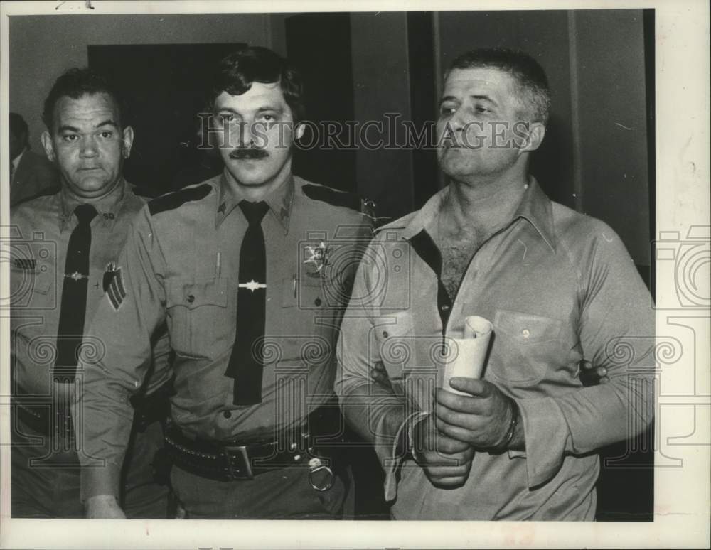 1981 Press Photo Police lead William Sasso from Albany, New York courtroom - Historic Images