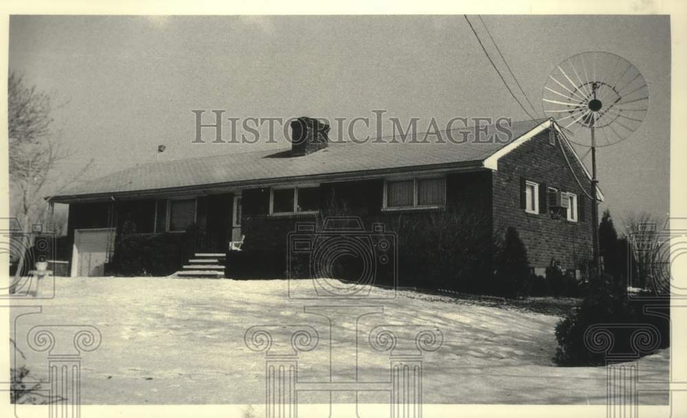 1986 Press Photo Satellite dish on home in Colonie, New York - tua16723 - Historic Images