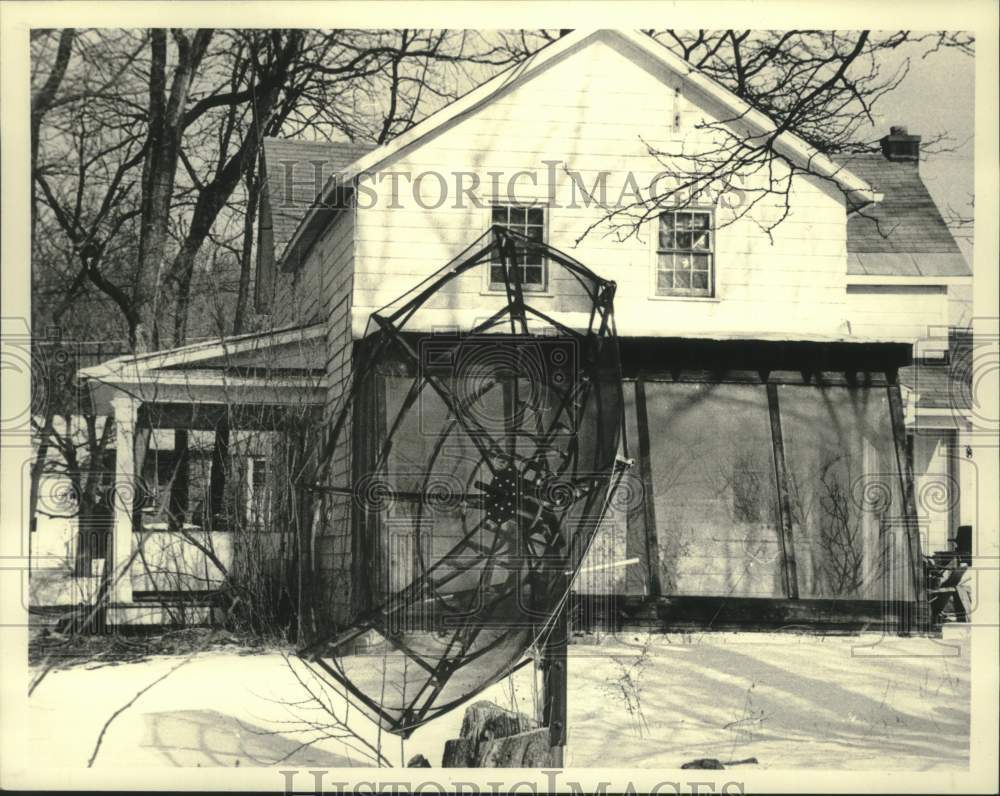 1986 Press Photo Satellite dish in back yard of Guilderland, New York home - Historic Images