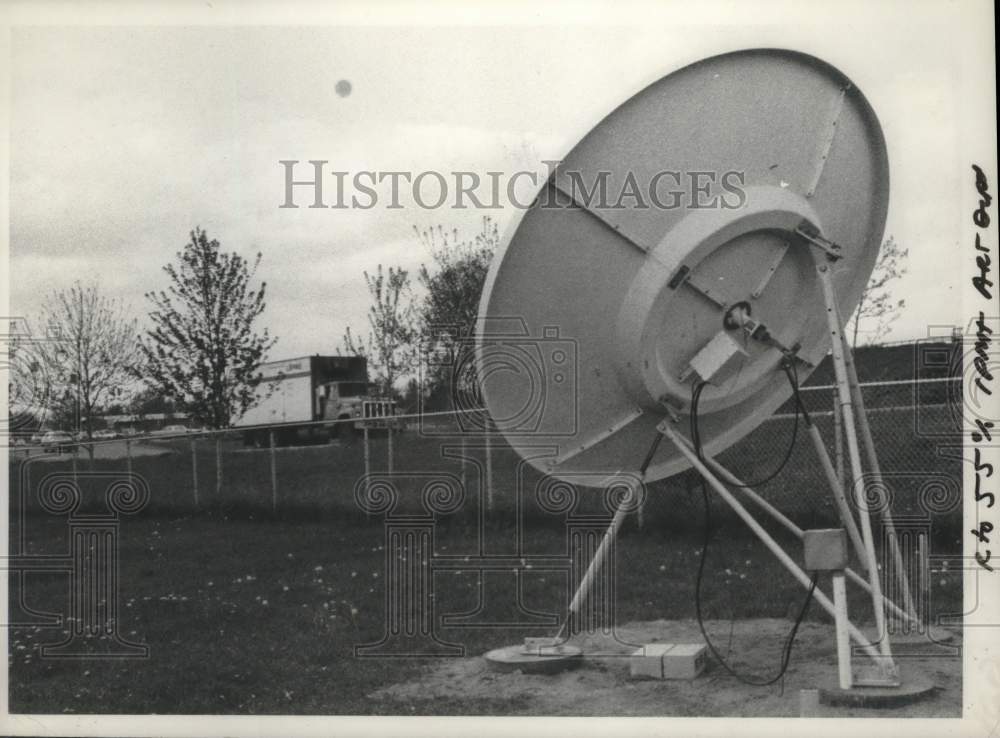 1980 Press Photo Associated Press satellite dish in New York - tua16725 - Historic Images